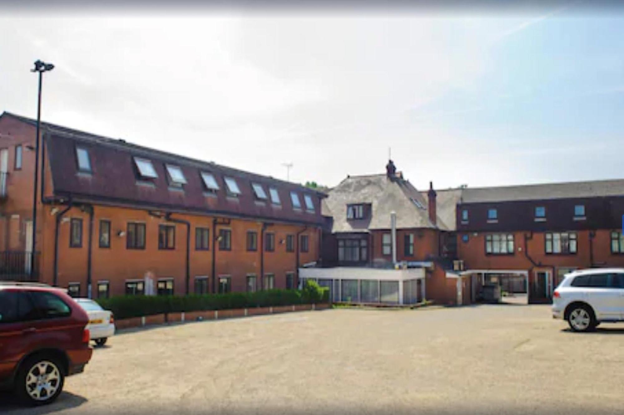 The Luton Hotel Buitenkant foto