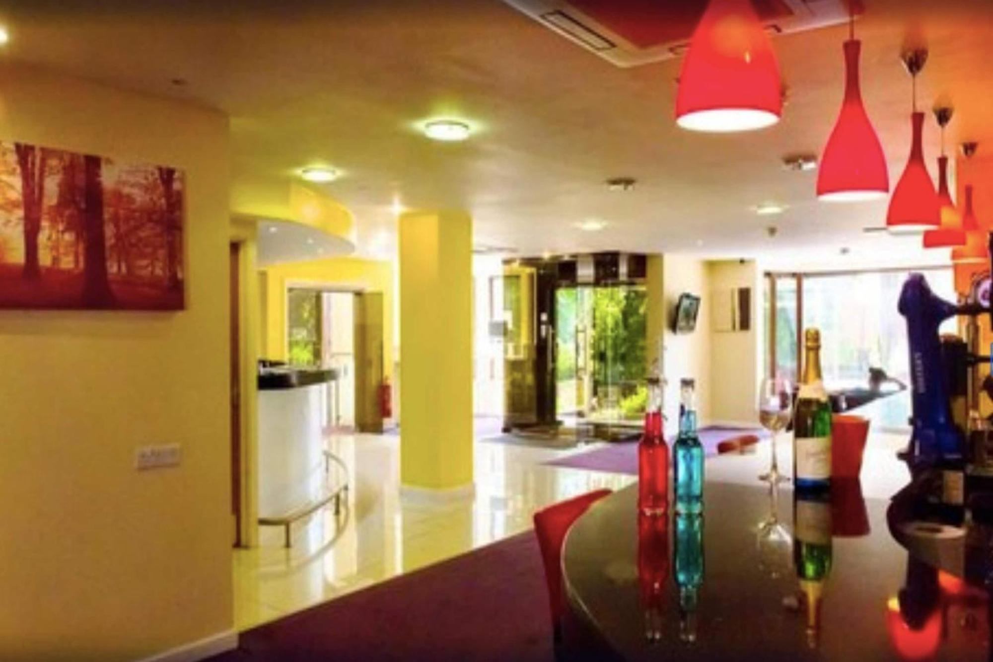 The Luton Hotel Buitenkant foto