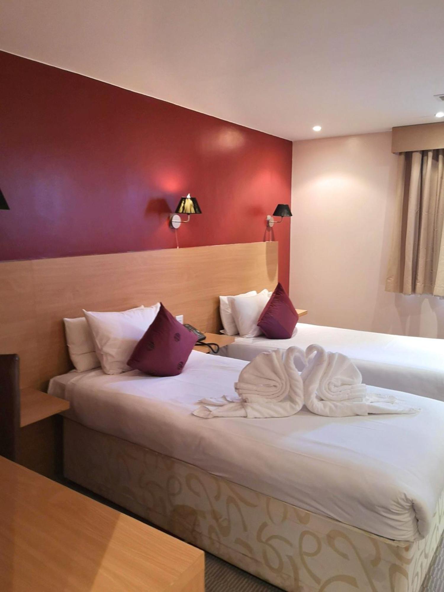 The Luton Hotel Buitenkant foto