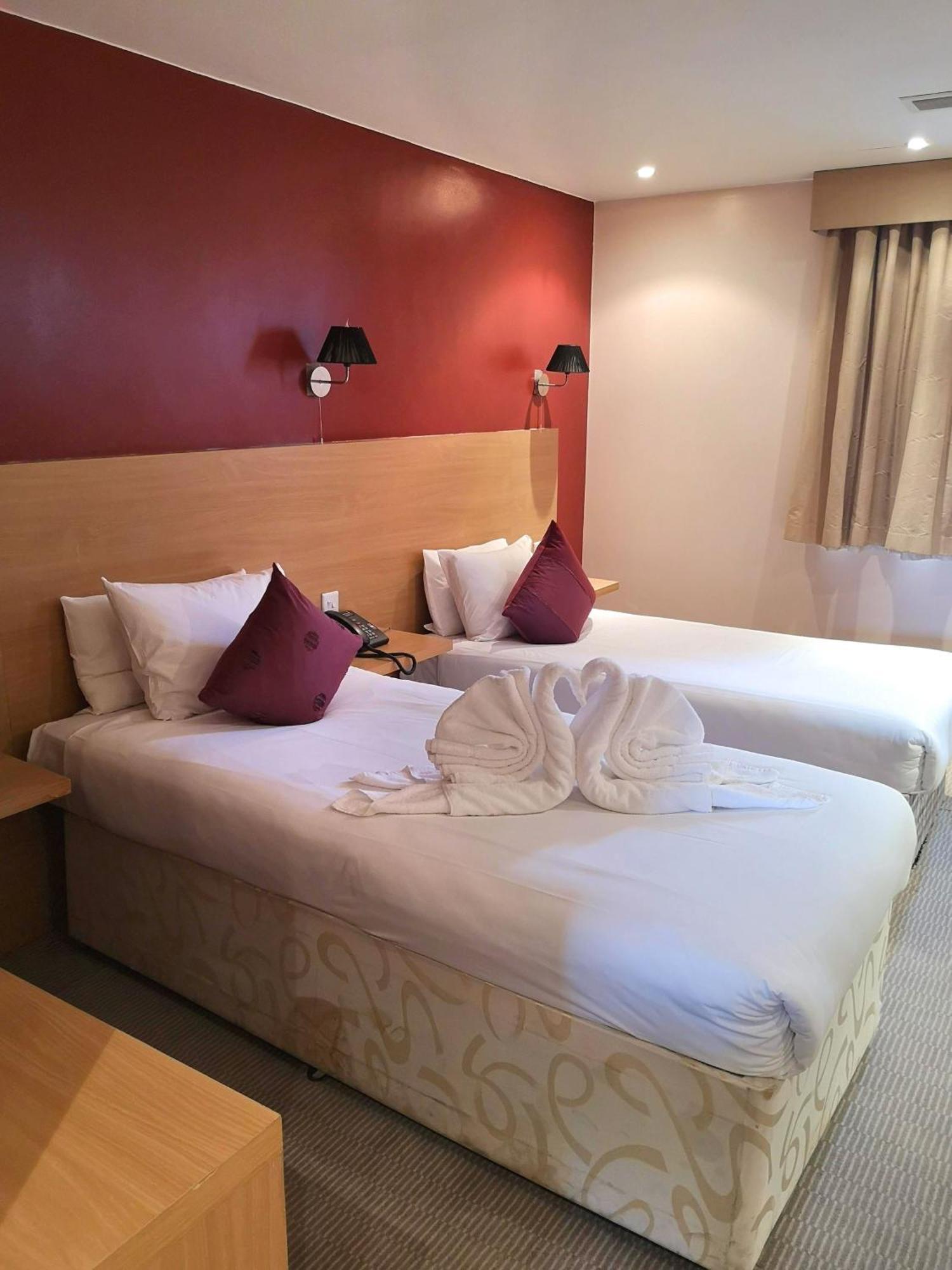 The Luton Hotel Buitenkant foto